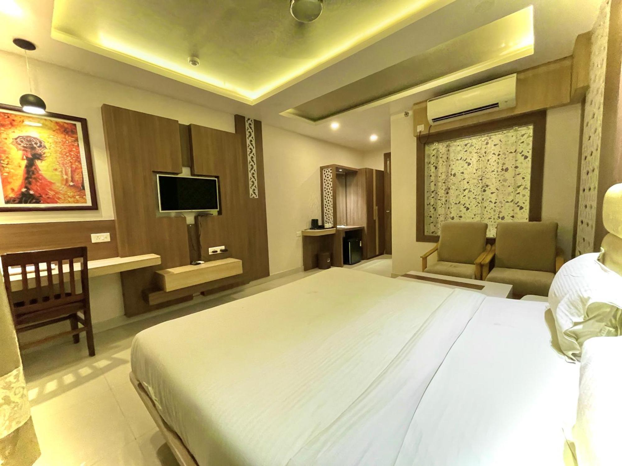 Hotel Kuber Palace ! Puri Near-Sea-Beach-And-Temple Fully-Air-Conditioned-Hotel With-Lift-And-Parking-Facility Екстериор снимка