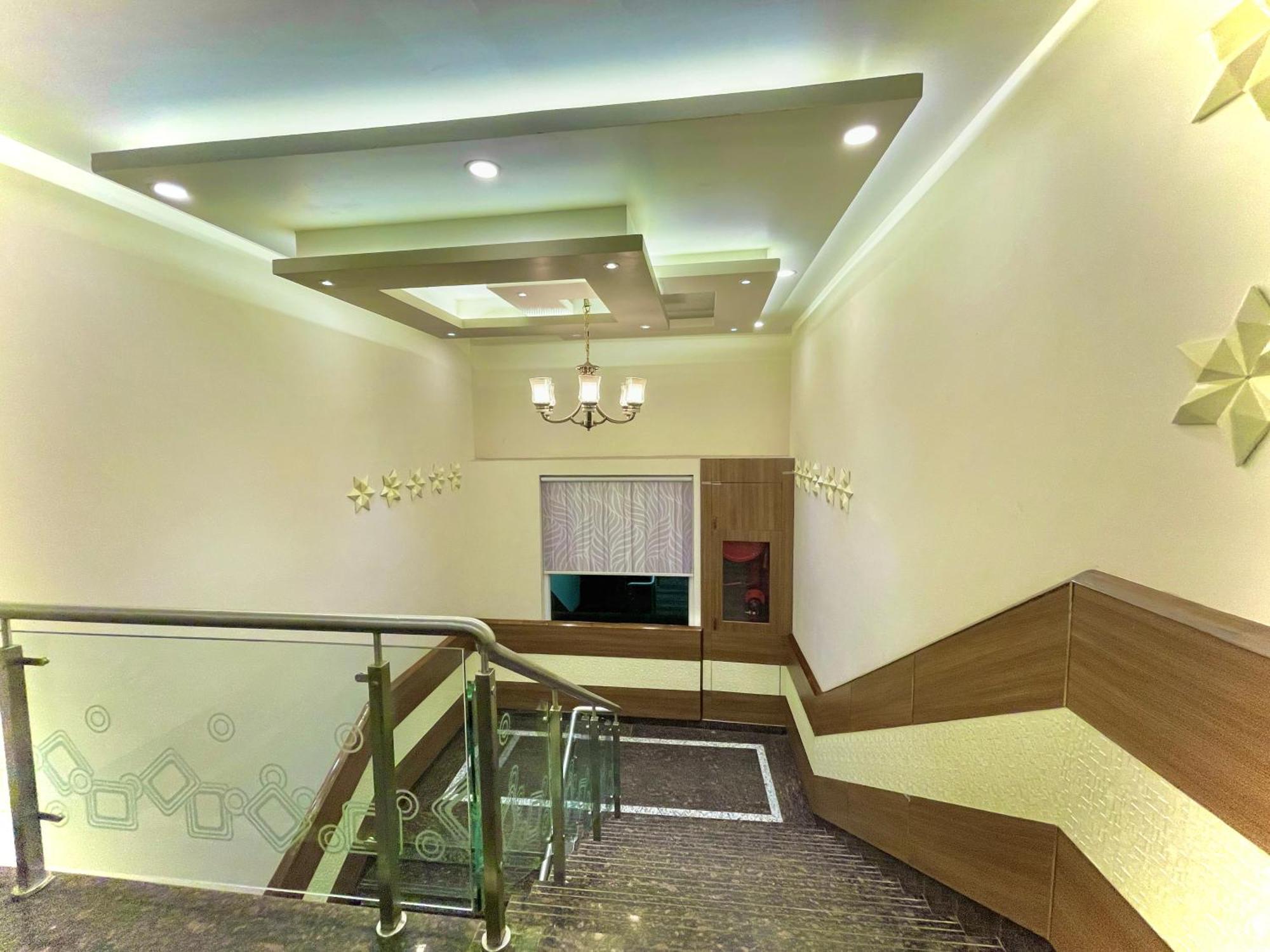 Hotel Kuber Palace ! Puri Near-Sea-Beach-And-Temple Fully-Air-Conditioned-Hotel With-Lift-And-Parking-Facility Екстериор снимка