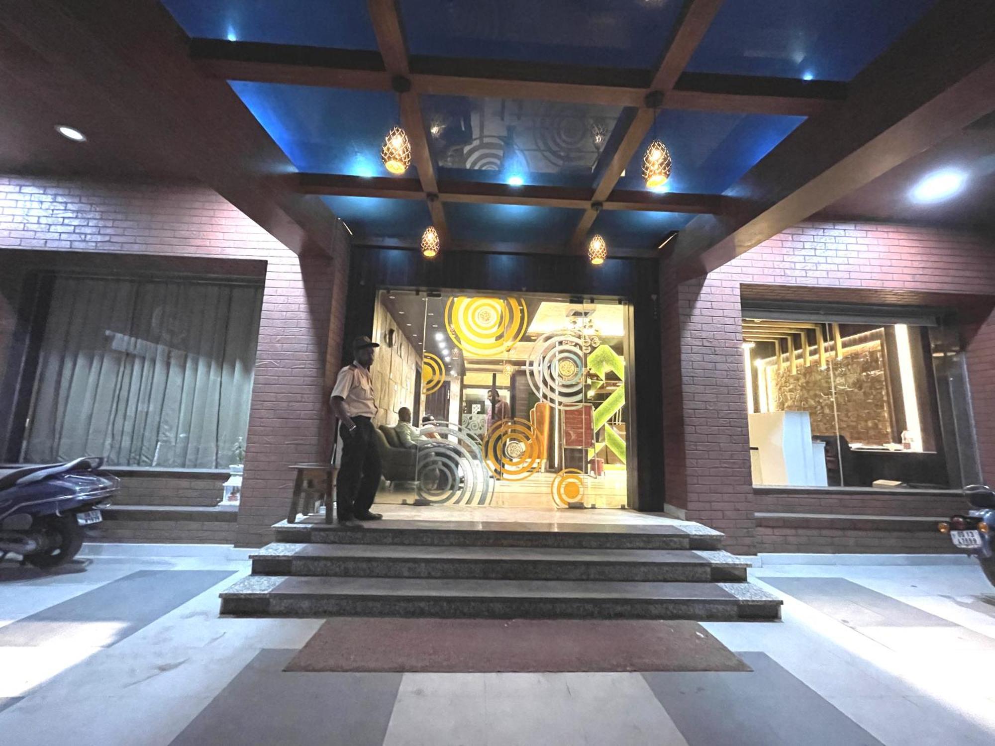 Hotel Kuber Palace ! Puri Near-Sea-Beach-And-Temple Fully-Air-Conditioned-Hotel With-Lift-And-Parking-Facility Екстериор снимка