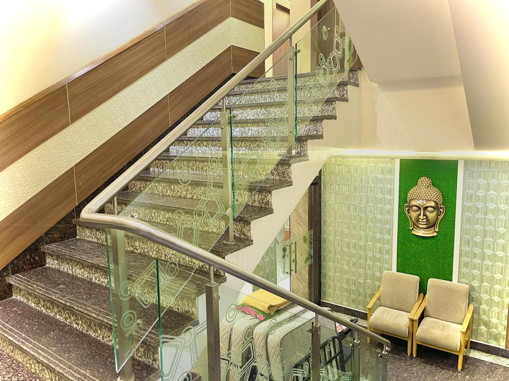 Hotel Kuber Palace ! Puri Near-Sea-Beach-And-Temple Fully-Air-Conditioned-Hotel With-Lift-And-Parking-Facility Екстериор снимка