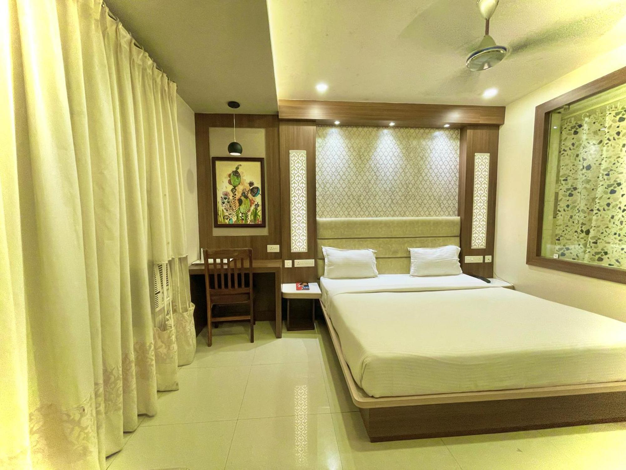 Hotel Kuber Palace ! Puri Near-Sea-Beach-And-Temple Fully-Air-Conditioned-Hotel With-Lift-And-Parking-Facility Екстериор снимка