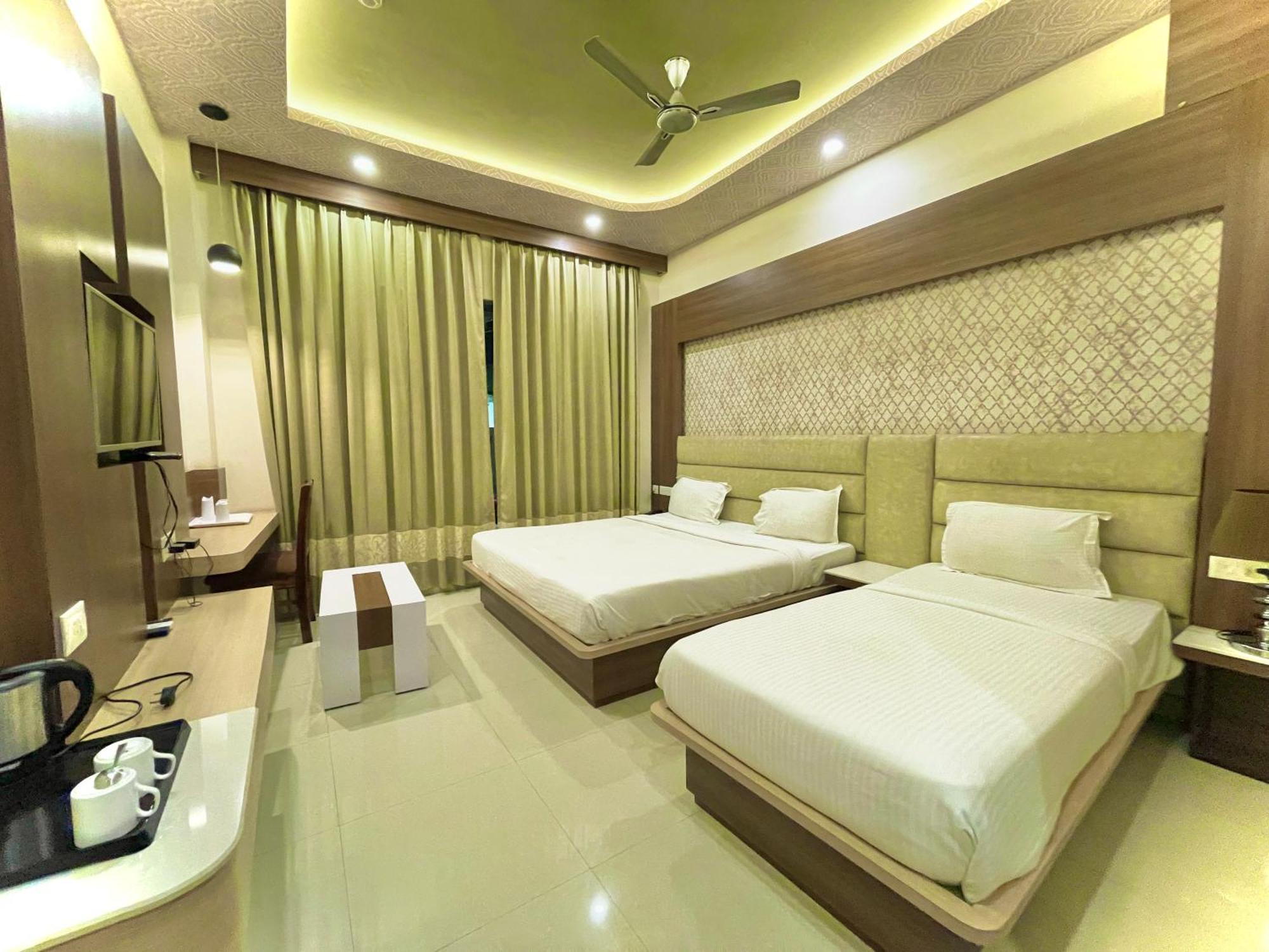 Hotel Kuber Palace ! Puri Near-Sea-Beach-And-Temple Fully-Air-Conditioned-Hotel With-Lift-And-Parking-Facility Екстериор снимка