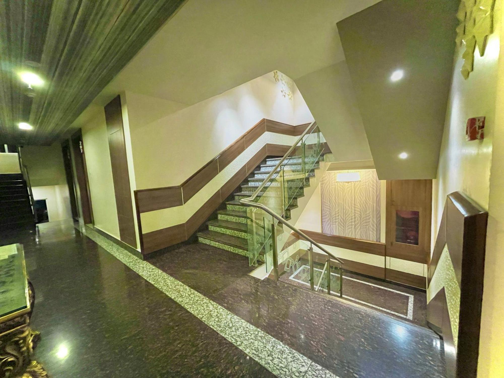 Hotel Kuber Palace ! Puri Near-Sea-Beach-And-Temple Fully-Air-Conditioned-Hotel With-Lift-And-Parking-Facility Екстериор снимка