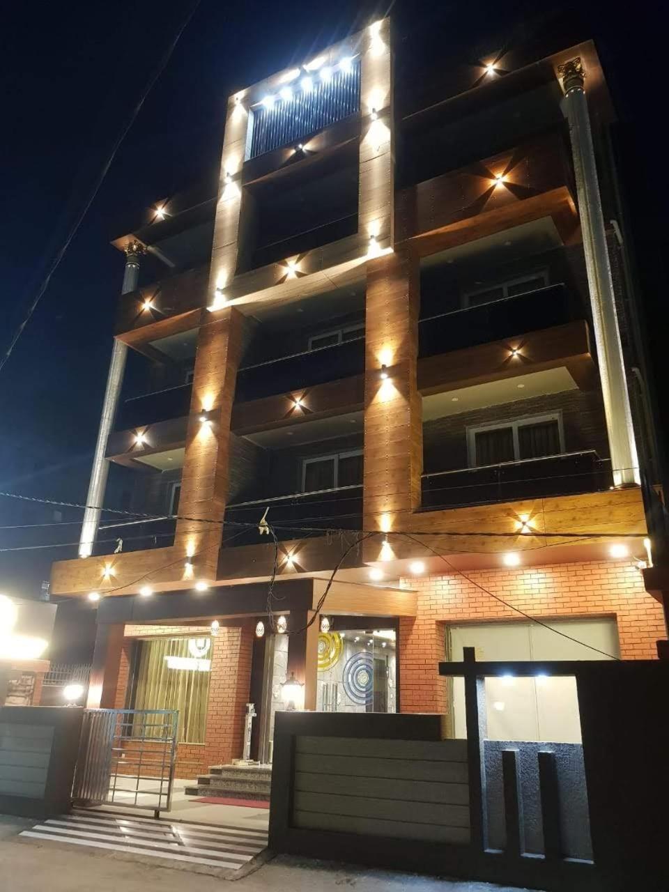 Hotel Kuber Palace ! Puri Near-Sea-Beach-And-Temple Fully-Air-Conditioned-Hotel With-Lift-And-Parking-Facility Екстериор снимка