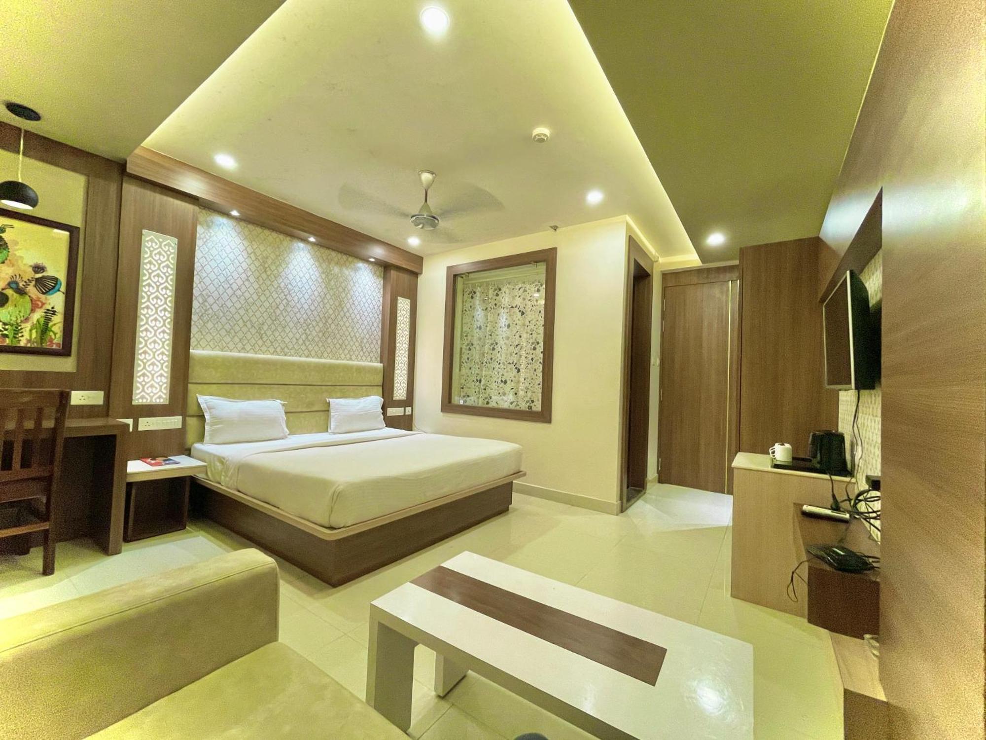 Hotel Kuber Palace ! Puri Near-Sea-Beach-And-Temple Fully-Air-Conditioned-Hotel With-Lift-And-Parking-Facility Екстериор снимка