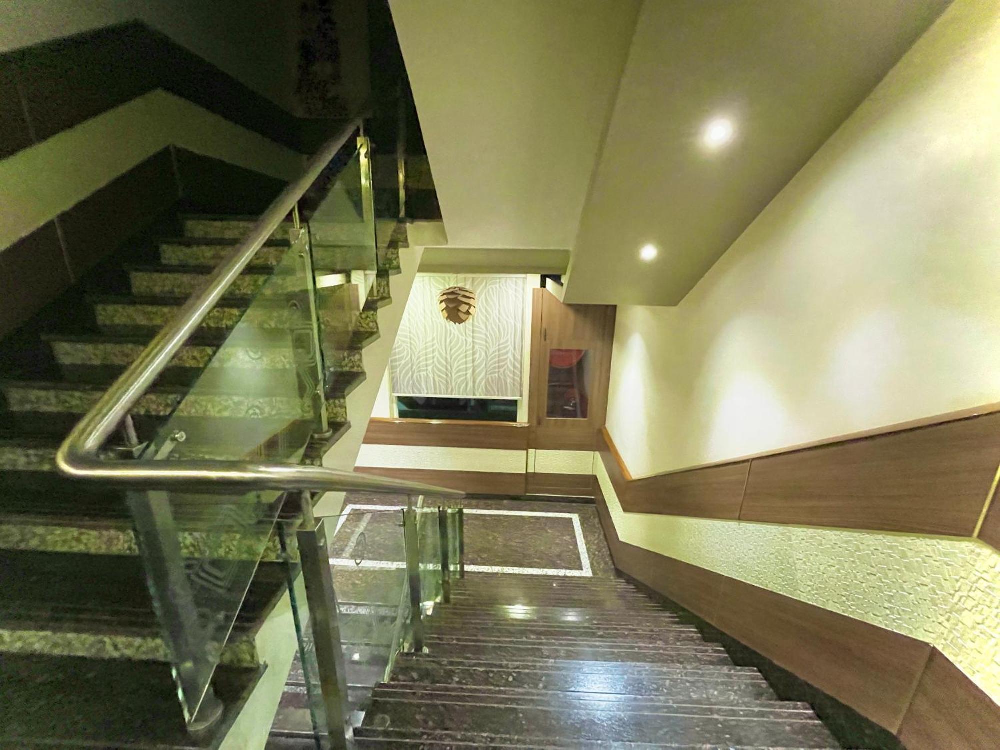 Hotel Kuber Palace ! Puri Near-Sea-Beach-And-Temple Fully-Air-Conditioned-Hotel With-Lift-And-Parking-Facility Екстериор снимка