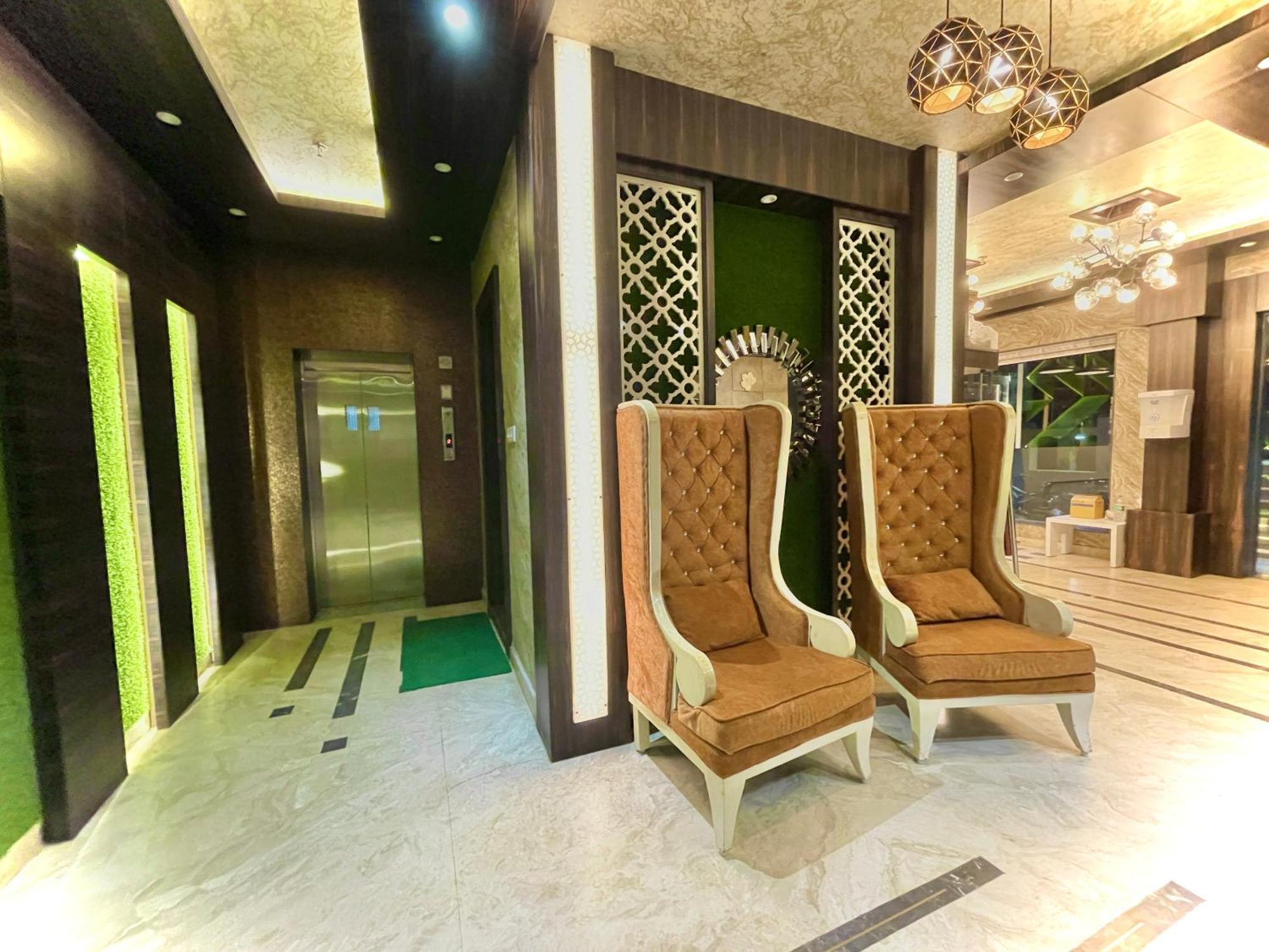 Hotel Kuber Palace ! Puri Near-Sea-Beach-And-Temple Fully-Air-Conditioned-Hotel With-Lift-And-Parking-Facility Екстериор снимка