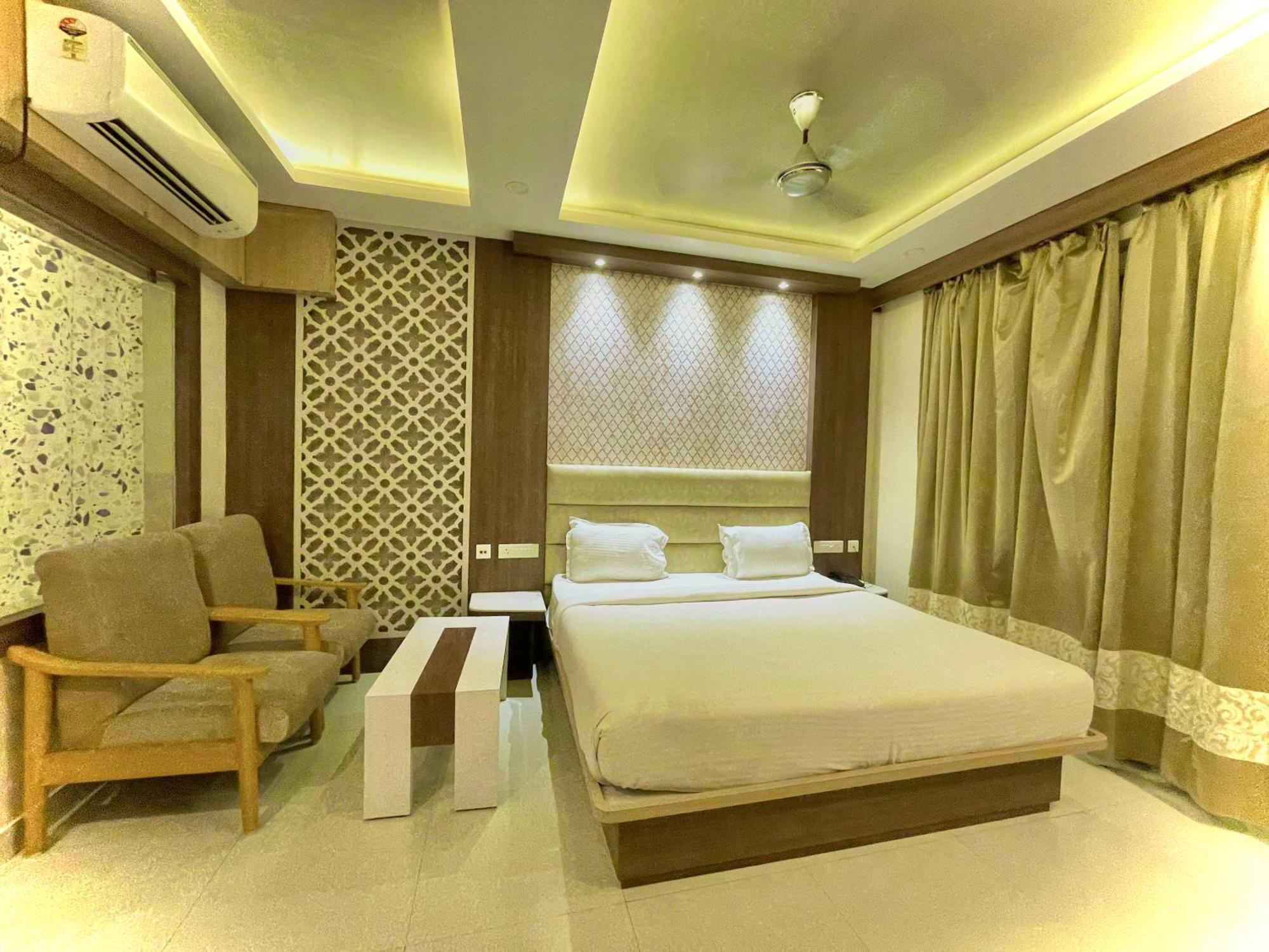 Hotel Kuber Palace ! Puri Near-Sea-Beach-And-Temple Fully-Air-Conditioned-Hotel With-Lift-And-Parking-Facility Екстериор снимка