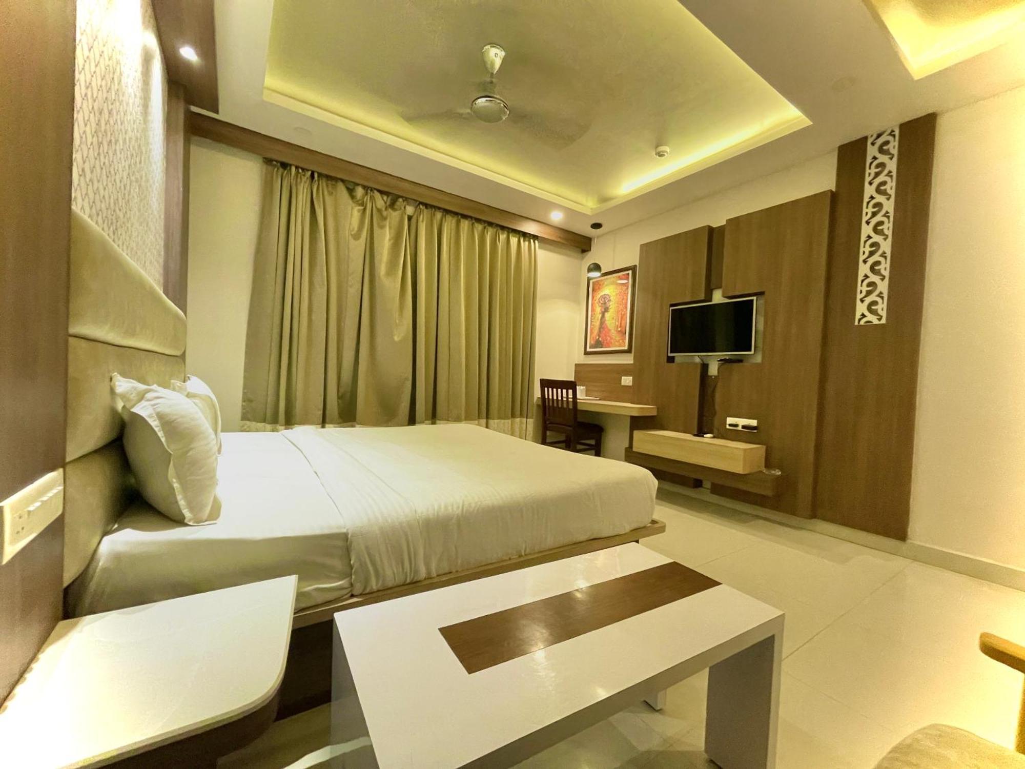 Hotel Kuber Palace ! Puri Near-Sea-Beach-And-Temple Fully-Air-Conditioned-Hotel With-Lift-And-Parking-Facility Екстериор снимка