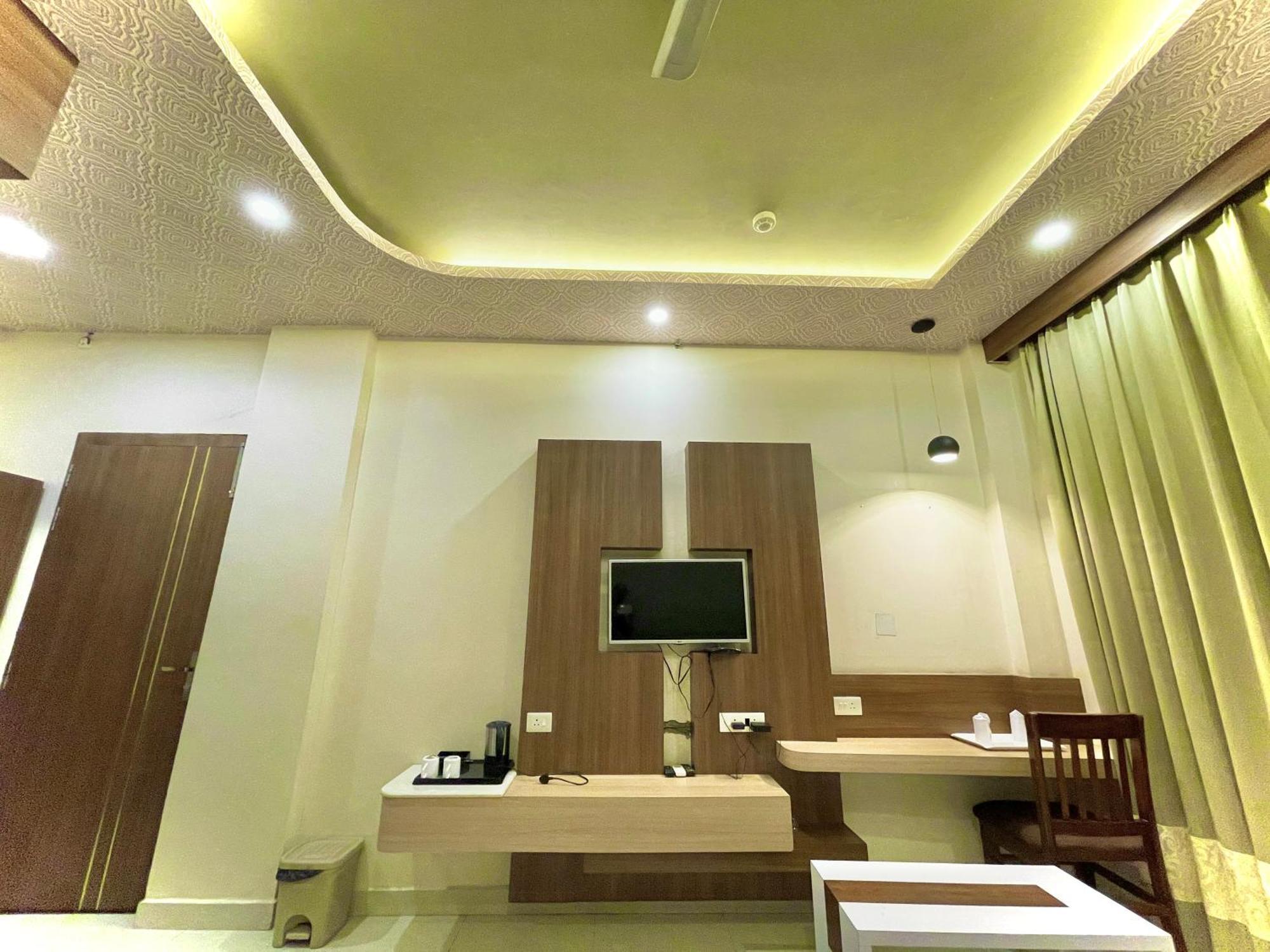 Hotel Kuber Palace ! Puri Near-Sea-Beach-And-Temple Fully-Air-Conditioned-Hotel With-Lift-And-Parking-Facility Екстериор снимка