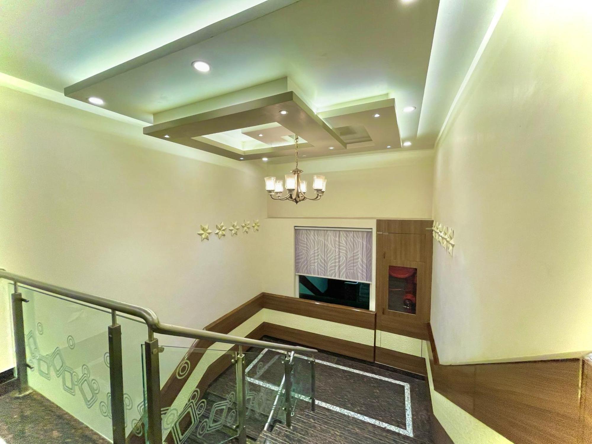 Hotel Kuber Palace ! Puri Near-Sea-Beach-And-Temple Fully-Air-Conditioned-Hotel With-Lift-And-Parking-Facility Екстериор снимка