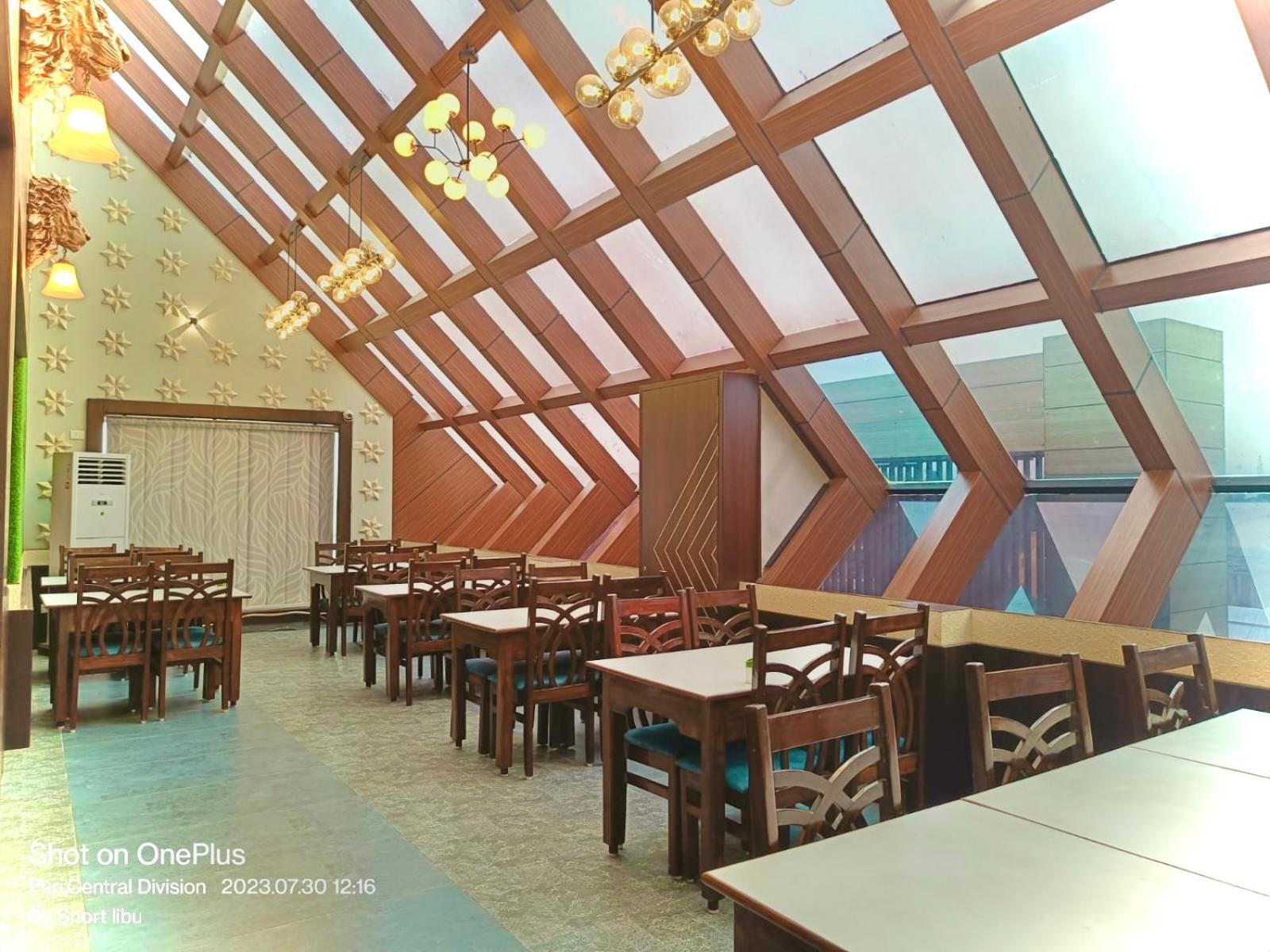 Hotel Kuber Palace ! Puri Near-Sea-Beach-And-Temple Fully-Air-Conditioned-Hotel With-Lift-And-Parking-Facility Екстериор снимка